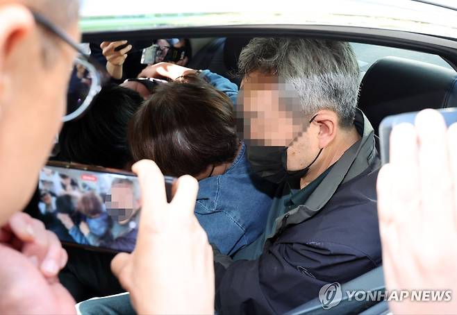 고개 숙인 '수원 전세사기' 정모 씨 일가 (수원=연합뉴스) 권준우 기자 = 지난해 10월 17일 오후 경기 수원시 팔달구의 한 다세대주택 앞도로에서 '수원 전세사기 의혹' 사건의 피의자인 정모 씨 일가가 세입자들에 막혀 택시에 고립된 채 고개를 숙이고 있다. 2023.10.17 stop@yna.co.kr