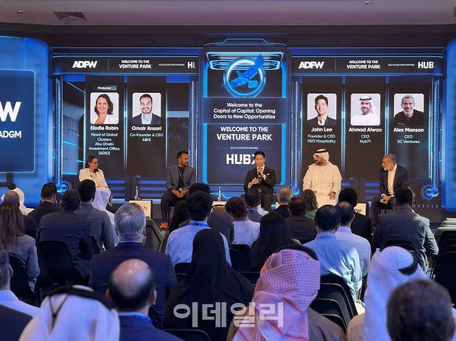 이웅희 H2O호스피탈리티 대표(가운데)가 ADFW 패널 토론에 참석하고 있다. (사진=H2O)