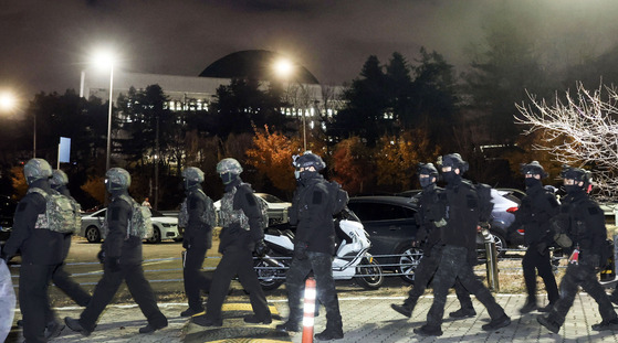 4일 오전 국회에서 비상계엄 해제 요구 결의안이 통과된 뒤 출동했던 군병력이 철수하고 있다. 〈사진 출처 : 중앙일보 김성룡 기자〉