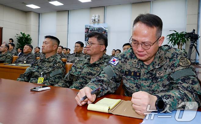 비상계엄 당시 국회에 투입된 제1공수특전여단의 이상현 여단장이 10일 오전 서울 여의도 국회 국방위원회에서 열린 계엄 관련 긴급 현안질의에 출석해 눈물을 흘리고 있다. 2024.12.10/뉴스1 ⓒ News1 안은나 기자