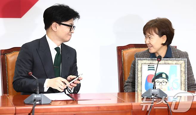 한동훈 국민의힘 대표가 26일 오전 서울 여의도 국회에서 故 홍정기 일병 어머니 박미숙 씨를 면담하고 있다. 군 복무 중 급성골수성 백혈병에 걸렸지만 제때 치료를 받지 못해 아급성 뇌출혈로 사망한 홍 일병의 어머니는 이중배상 금지 조항으로 군 사망사건 유가족들이 보상과 배상 중 하나만을 선택해야 한다며 22대 국회에서 관련 법안 개정을 촉구했다. 2024.11.26/뉴스1 ⓒ News1 김민지 기자