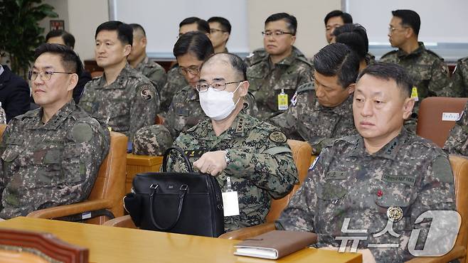 계엄군의 국회 진입 과정에서 윤석열 대통령에게 직접 전화를 받았다고 밝힌 이진우 전 수도방위사령관(왼쪽)과 곽종근 특전사령관 등이 10일 오전 서울 여의도 국회 국방위원회에서 열린 계엄 관련 긴급 현안질의에 출석해 있다. 2024.12.10/뉴스1 ⓒ News1 안은나 기자