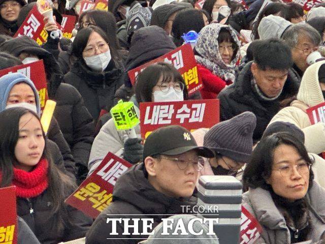 7일 오후 대전 서구 둔산동 은하수네거리 일대에서 열린 윤석열 정권 퇴진 집회에서 한 시민이 '탄핵'이라고 적힌 응원봉을 들고 퇴진을 외치고 있다. /뉴시스