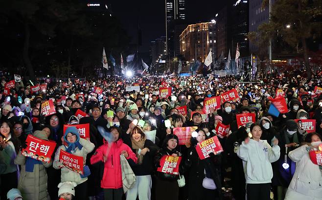 지난 12월 7일 오후 서울 여의도 국회 앞에서 열린 '내란죄 윤석열 퇴진! 국민주권 실현! 사회대개혁! 범국민촛불대행진'에서 참가자들이 케이팝 음악에 맞춰 춤을 추고 있다./연합뉴스
