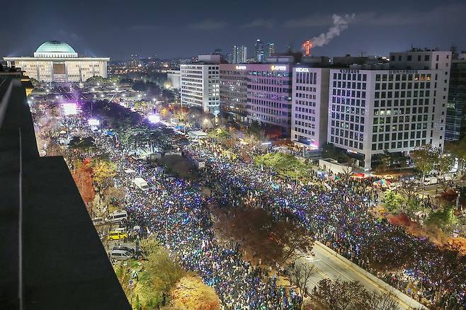지난 12월 7일 오후 서울 영등포구 국회 앞에서 열린 '내란죄 윤석열 퇴진! 국민주권 실현! 사회대개혁 범국민촛불대행진'에 참석한 시민들이 여의도 국회 앞에서부터 여의도공원에 이르기까지 거리를 가득 메우고 있다./뉴스1