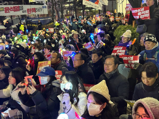 김부겸 전 국무총리가 10일 국회의사당역 인근에서 열린 윤석열 대통령 탄핵 촉구 집회에 참여하고 있다.[김세희 기자]