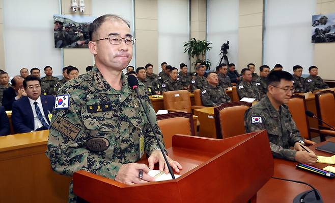 곽종근 육군 특수전사령관이 10일 오후 국회 국방위원회 전체회의 증인석에 서서 생각에 잠겨있다. 김경호 선임기자 jijae@hani.co.kr