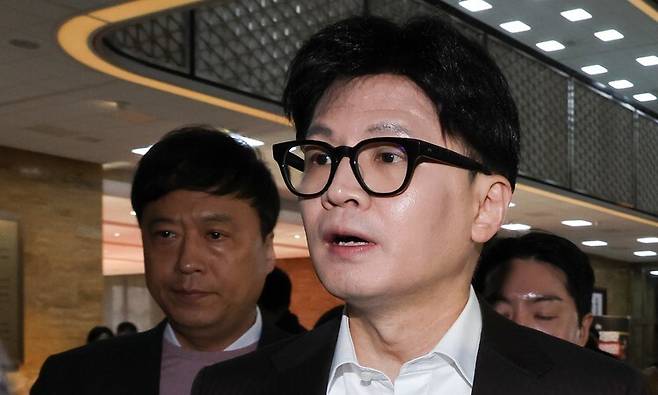 한동훈 국민의힘 대표가 10일 서울 영등포구 국회에서 열린 비상의원총회에 참석하고 있다. 연합뉴스