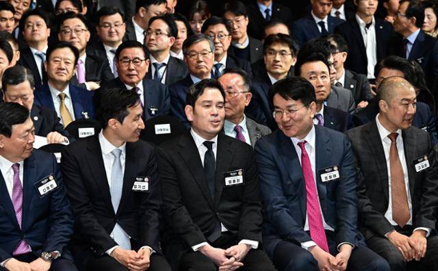 정용진(가운데) 신세계 회장을 비롯한 기업 총수들이 3월 20일 서울 여의도 63컨벤션센터에서 열린 ‘제51회 상공의 날 기념식’에 참석해 이야기를 나누고 있다. 한국일보 자료사진