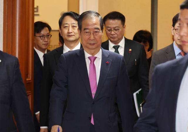 한덕수 국무총리를 비롯한 국무위원들이 10일 서울 종로구 정부서울청사에서 국무회의를 마치고 퇴장하고 있다. 연합뉴스