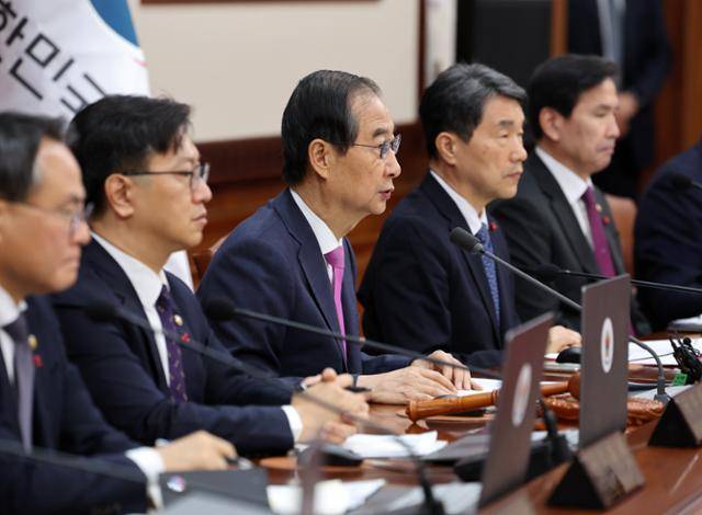 한덕수 국무총리가 10일 서울 종로구 정부서울청사에서 열린 계엄 이후 첫 총리 주재 국무회의에서 발언하고 있다. 뉴시스