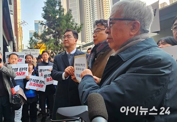 (왼쪽부터) 노정현 진보당 부산시당위원장, 이재성 더불어민주당 부산시당위원장, 최종열 조국혁신당 부산시당위원장 권한대행이 ‘윤석열 대통령 탄핵 소추안 표결참여 촉구 서한’을 전달하기 위해 서한을 들고 있다. [사진=정예진 기자]