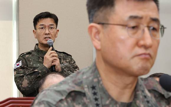 김대우 방첩사 수사단장이 10일 오후 국회 국방위원회 전체회의에 출석해 계엄 당시 병력 투입 경위 등에 대한 질의에 답하고 있다. 오른쪽은 박안수 육군참모총장. 2024.12.10 [사진=연합뉴스]