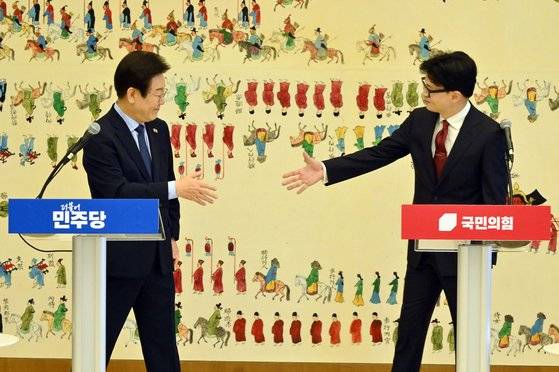 지난 9월 1일 국민의힘 한동훈(오른쪽) 대표와 더불어민주당 이재명 대표가 국회에서 회동한 뒤 악수하고 있다. 김성룡 기자