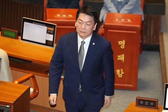 안철수 국민의힘 의원이 지난 7일 오후 국회 본회의에서 윤석열 대통령 탄핵소추안 투표를 마친뒤 본회의장을 나가고 있다. 뉴스1