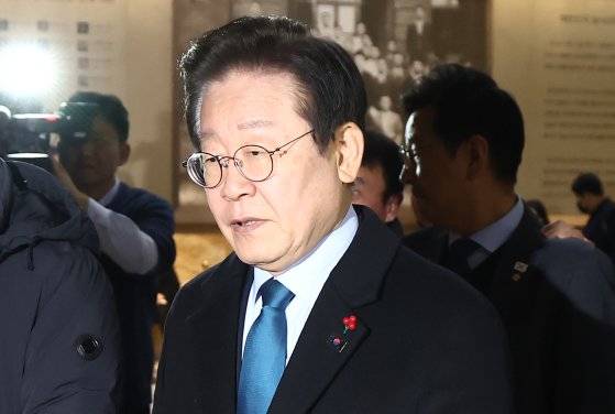 이재명 더불어민주당 대표가 지난 9일 서울 여의도 국회에서 열린 의원총회에 참석하고 있다. 뉴스1