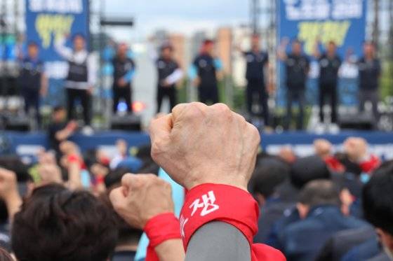 금속노조 소속 집회 참가자들이 구호를 외치고 있다. 사진 연합뉴스