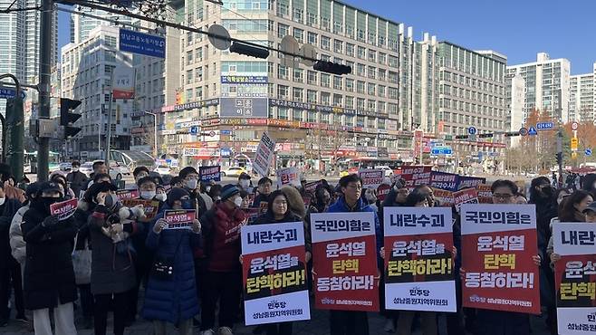 10일 오전 경기 성남시 분당구 김은혜 의원 사무실 앞에 모인 시민들이 윤석열 대통령 탄핵을 외치고 있다. 성남사회단체연대회의 제공