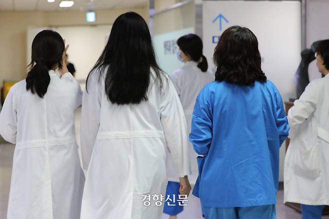 지난 7월 18일 서울 소재 한 대학 병원에서 의료진이 이동하고 있다. 한수빈 기자