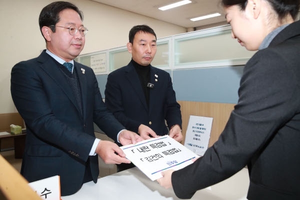 국회 법제사법위원회 소속 더불어민주당 간사인 김승원(왼쪽) 의원과 김용민 원내수석부대표가 9일 서울 여의도 국회 의안과에 ‘내란특검법’과 ‘김건희 특검법’을 제출하고 있다. 이병주 기자