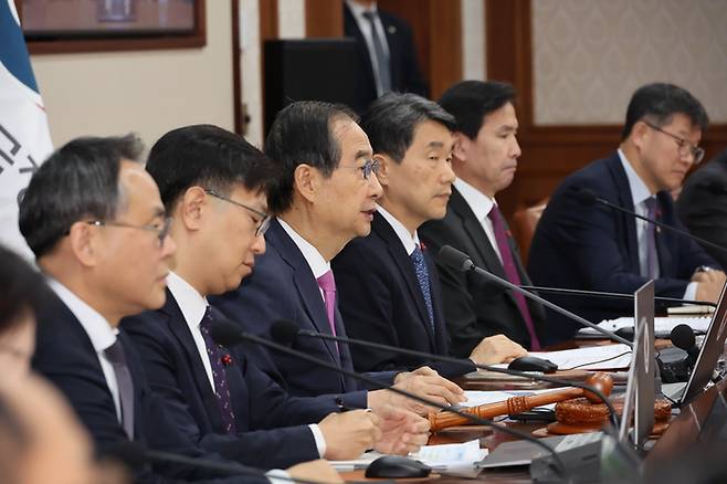 한덕수 국무총리가 10일 서울 종로구 정부서울청사에서 열린 국무회의에서 발언하고 있다. [사진 = 연합뉴스]