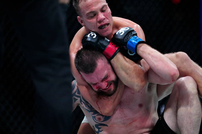 네이트 랜드웨어(위) 2023년 3월 UFC on ESPN 43 맨손조르기 승리 모습. 사진=Getty Images=연합뉴스 제공