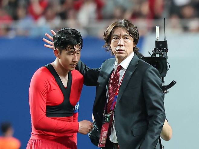 대한민국 축구 국가대표팀 홍명보 감독이 주장 손흥민을 격려하는 모습. /사진=뉴스1