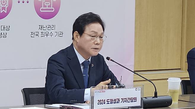 박완수 경남도지사가 10일 오전 도청에서 2024년 성과공유 관련 기자간담회에서 최근 논란이 되고 있는 명태균 씨 관련 의혹과 계엄령 사태 등에 자신의 의견을 피력하고 있다./사진=이채열 기자