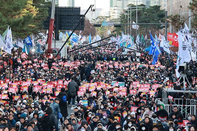 7일 오후 서울 여의도 국회 앞에서 열린 ‘내란죄 윤석열 퇴진! 국민주권 실현! 사회대개혁! 범국민촛불대행진’에서 참석자들이 구호를 외치고 있다. [연합]