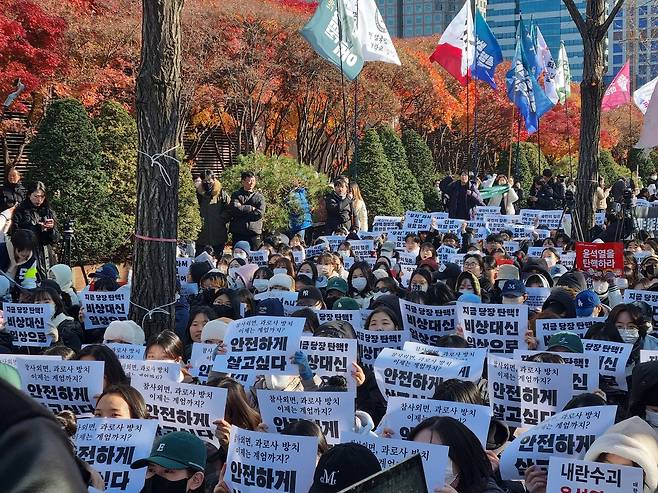 고려대와 이화여대 등 20여개 대학 학생들이 참여한 ‘대학생 시국대회’가 7일 오후 서울 여의도 산업은행 앞에서 열리고 있다.[박준규 기자]