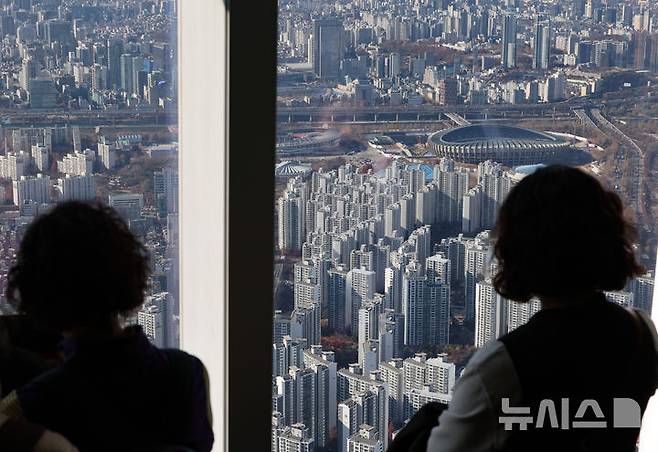 서울 송파구 롯데월드타워 서울 스카이에서 아파트 밀집 지역이 보이고 있다. 뉴시스 자료사진.