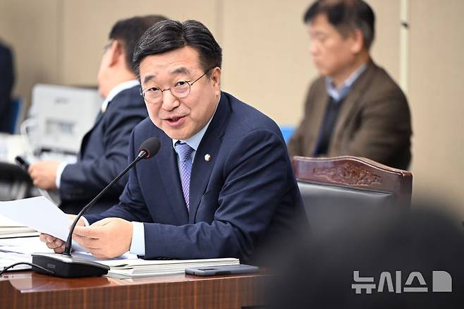 [광주=뉴시스] 박기웅 기자 = 윤호중 더불어민주당 의원이 24일 오전 정부광주지방합동청사 3층 대회의실에서 열린 국회 기획재정위원회의 광주지방국세청·광주본부세관 등 국정감사에서 질의를 하고 있다. 2024.10.24. pboxer@newsis.com