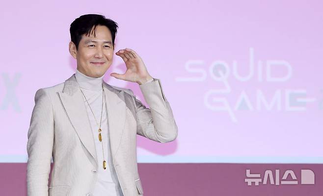 [서울=뉴시스] 김혜진 기자 = 배우 이정재가 9일 오전 서울 중구 동대문디자인플라자(DDP)에서 열린 넷플릭스 시리즈 '오징어 게임' 시즌2 제작발표회에서 포즈를 취하고 있다. '오징어 게임' 시즌2는 복수를 다짐하고 다시 돌아와 게임에 참가하는 '기훈 (이정재)과 그를 맞이하는 '프론트맨'(이병헌)의 치열한 대결, 그리고 다시 시작되는 진짜 게임을 담은 이야기다. 특히 제74회 프라임타임 에미 시상식에서 아시아인 최초로 감독상을 수상하며 새로운 역사를 쓴 황동혁 감독이 다시 연출, 각본, 제작을 맡아 세계를 열광시킬 새롭고 놀라운 이야기를 선보일 예정이다. 2024.12.09. jini@newsis.com