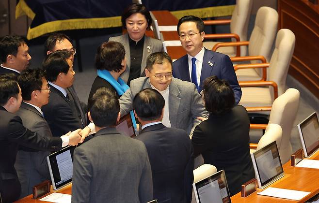 국민의힘 김상욱 의원이 7일 오후 국회 본회의에서 윤석열 대통령의 탄핵소추안에 대한 표결에 동참한 뒤 야당 의원들의 격려를 받고 있다. ⓒ연합뉴스