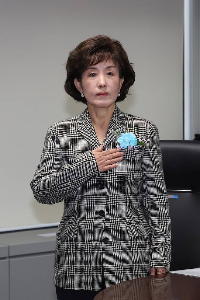 박선영 신임 진실·화해를위한과거사정리위원회(진실화해위) 위원장이 12월10일 서울 중구 진실화해위에서 열린 취임식에서 국기에 경례하고 있다. ⓒ 연합뉴스