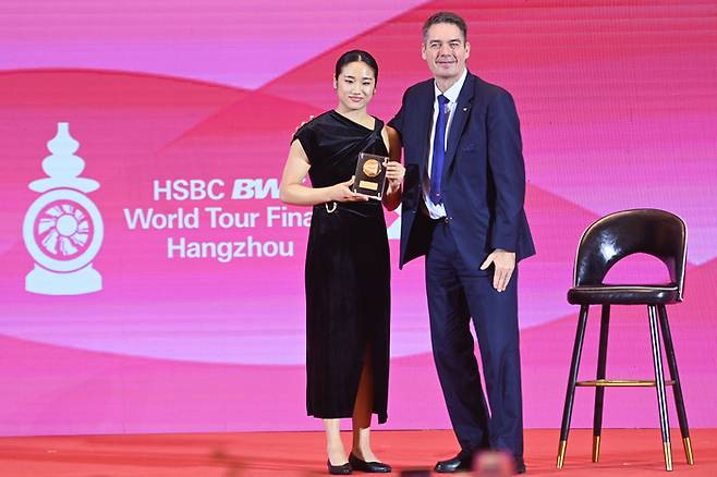 안세영이 9일 BWF 시상식에서 올해의 여자선수상을 수상한 뒤 폴-에릭 호야 BWF 회장으로부터 상패를 받고 기념촬영 하고 있다.    항저우 | 신화연합뉴스