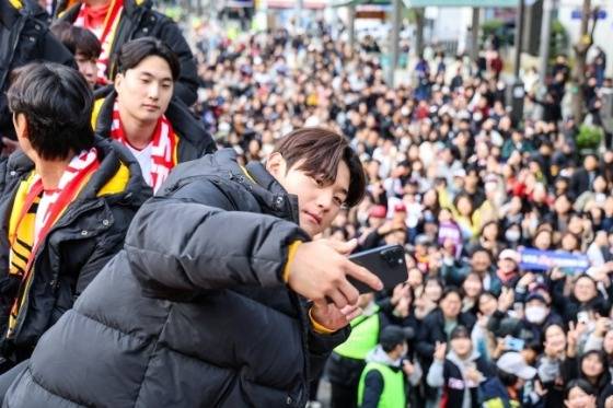 KIA 김도영이 지난 11월 30일 광주에서 열린 KIA 타이거즈 우승 카 퍼레이드에서 사진을 찍고 있다. /사진=KIA 타이거즈