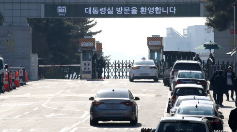 윤석열 대통령의 계엄령 선포와 탄핵 등으로 정국이 어수선한 가운데 10일 서울 용산의 대통령실에 차량들이 출입하고 있다. (사진=방인권 기자)