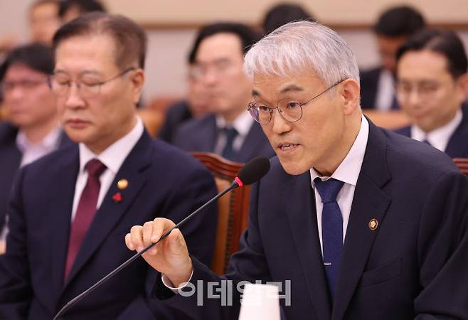 천대엽(오른쪽) 법원행정처장이 지난 9일 오후 서울 여의도 국회에서 열린 법제사법위원회 전체회의에 출석해 질의에 답변하고 있다. (사진= 이데일리 노진환 기자)