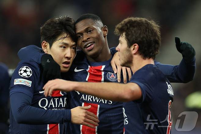 이강인(왼쪽)이 11일(한국시간) 열린 2024-25 UEFA 챔피언스리그 리그 페이즈 잘츠부르크전에서 풀타임을 소화하며 PSG의 3-0 승리에 일조했다. ⓒ AFP=뉴스1