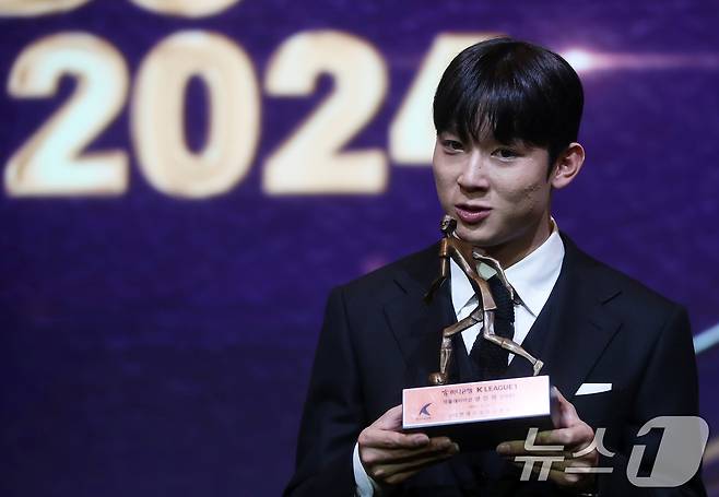 양민혁(강원FC)이 29일 오후 서울 서대문구 스위스그랜드호텔에서 열린 프로축구 '하나은행 K리그 2024 대상 시상식'에서 K리그1 영플레이어상(신인왕)을 수상한 후 트로피를 들고 기념촬영을 하고 있다. 2024.11.29/뉴스1 ⓒ News1 오대일 기자
