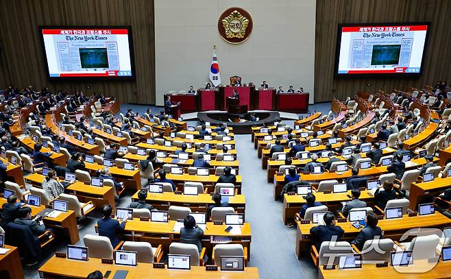 한덕수 국무총리를 비롯한 국무위원들이 11일 오후 서울 여의도 국회에서 열린 제419회국회(임시회) 제1차 본회의에서 최형두 국민의힘 의원의 윤석열 대통령 위헌적 비상계엄 선포 내란행위 관련 긴급현안질문을 듣고 있다. 2024.12.11/뉴스1 ⓒ News1 안은나 기자