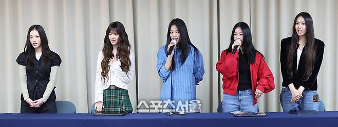 걸그룹 뉴진스가 28일 오후 서울 강남구 스페이스쉐어 삼성역센터에서 열린 전속계약 해지 관련 기자회견에 참석해 있다. 왼쪽부터 해린, 다니엘, 민지, 하니, 혜인. 2024.11.28