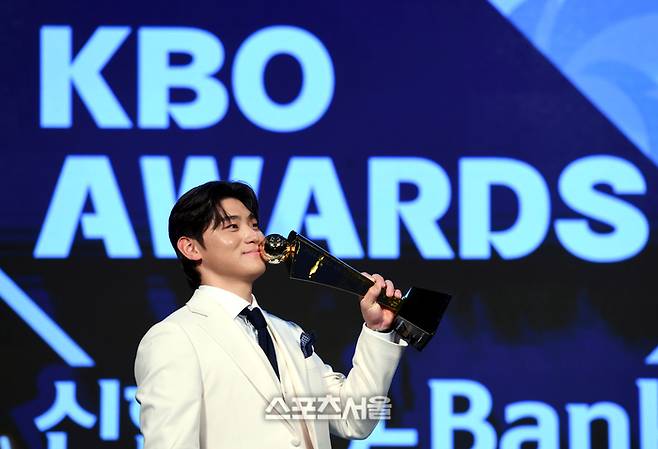KIA 김도영이 서울 잠실 롯데호텔 월드에서 열린 2024 KBO 시상식에서 MVP을 받은 후 포즈를 취하고 있다. 최승섭기자 thunder@sportsseoul.com