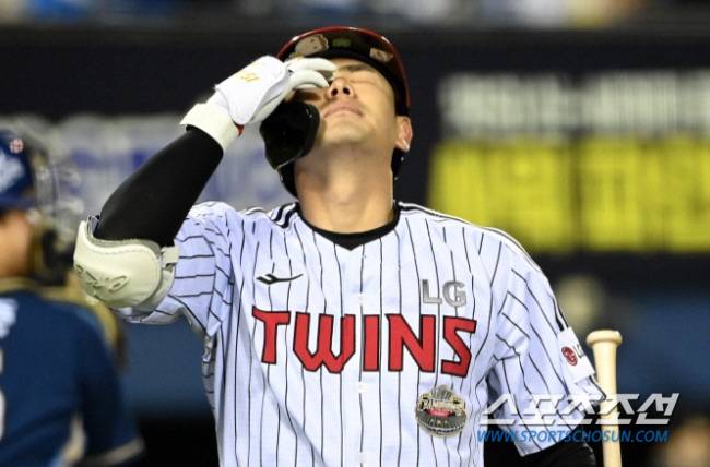 4일 잠실야구장에서 열린 NC와 LG의 경기, 2회말 1사 1,2루 LG 홍창기가 삼진을 당한 뒤 아쉬워하고 있다. 잠실=허상욱 기자wook@sportschosun.com/2024.04.04/