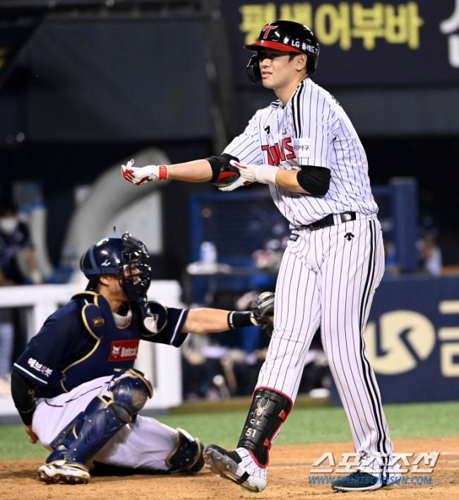 2021 KBO리그 두산 베어스와 LG 트윈스의 경기가 11일 잠실구장에서 열렸다. 8회말 2사 만루, LG 홍창기가 밀어내기 볼넷을 얻어 출루하고 있다. 잠실=허상욱 기자 wook@sportschosun.com/2021.06.11/