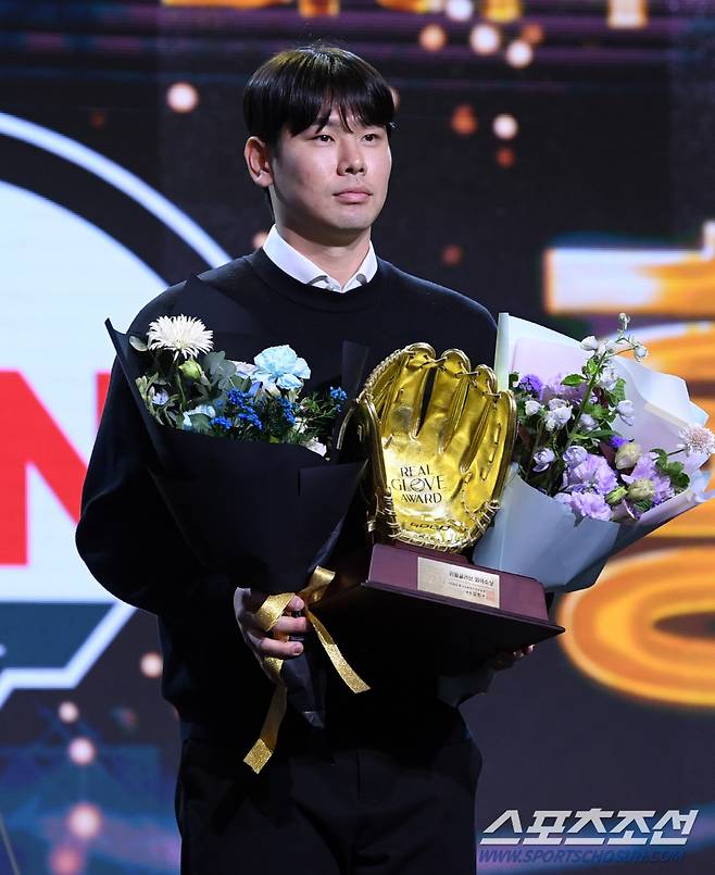 2024 리얼글러브 어워드가 1일 서울 용산구 한남동 그랜드하얏트 서울에서 열렸다. 외야수 부문 수상자 LG 홍창기가 기념촬영을 하고 있다. 박재만 기자 pjm@sportschosun.com/2024.12.01/
