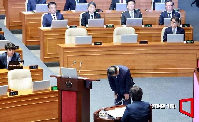 한덕수 국무총리가 11일 국회 본회의에서 진행된 '윤석열 대통령 위헌적 비상계엄 선포 내란행위 관련 긴급현안질문'에서 서영교 더불어민주당 의원의 요구에 따라 허리 숙여 대국민 사과를 하고 있다. 김현민 기자