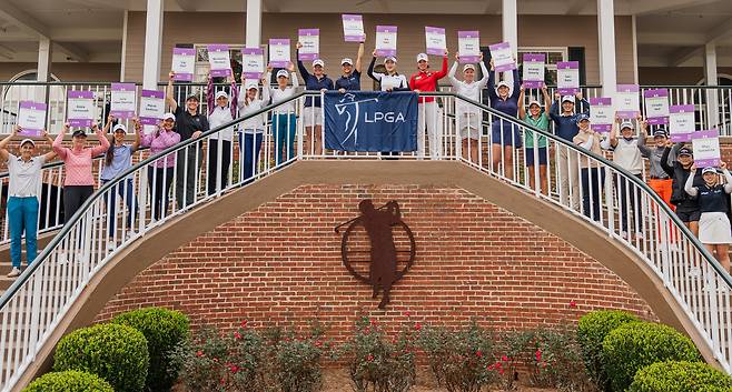 11일 미국 앨라배마주 매그놀리아 그로브 골프 코스에서 LPGA Q시리즈 최종전을 통과해 내년 시즌 LPGA 투어 출전권을 획득한 선수들이 자신의 이름이 적힌 합격 팻말을 들고 있다./LPGA
