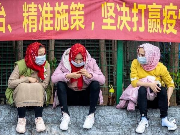 중국 신장·위구르 자치구 지역 무슬림들이 마스크를 한 채 이야기를 나누고 있다. /신화 연합뉴스